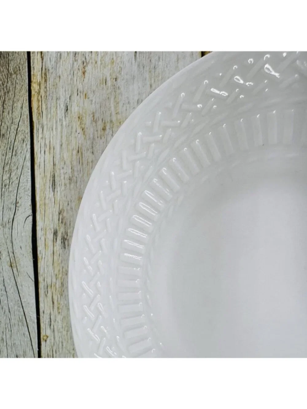 Livingquarters LIQ10 White Embossed Basketweave Lines Round 6.25